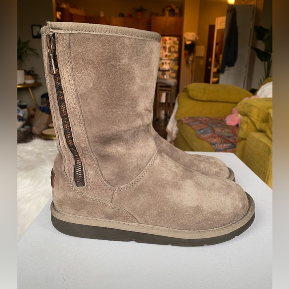 Unique UGG boots. Size 6 - Picture 1 of 9